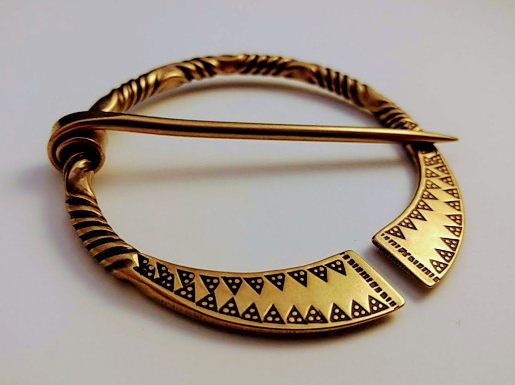 Thor_Thor_s_Hammer_Twilight_Forge_round pin